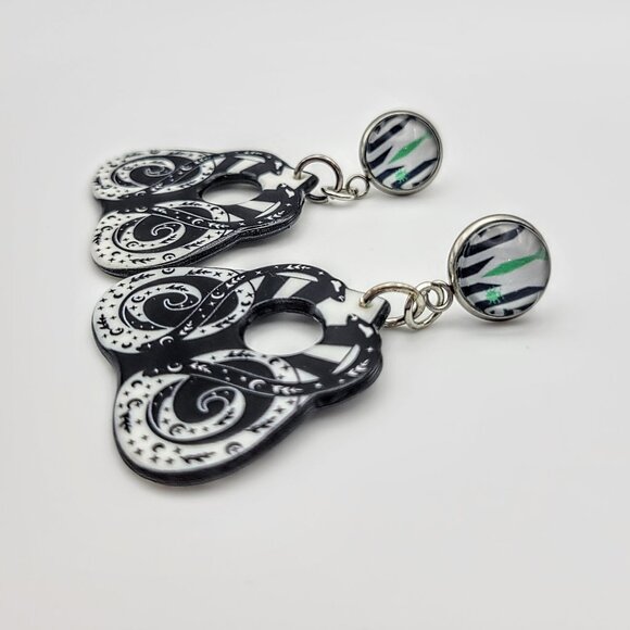 Spooky Beetlejuice Ouija Planchette Women's Halloween Fashion Dangle Earring - Picture 1 of 3